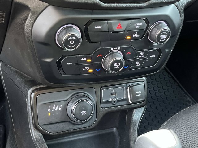 Used 2023 Jeep Renegade Latitude AWD/4WD image 29