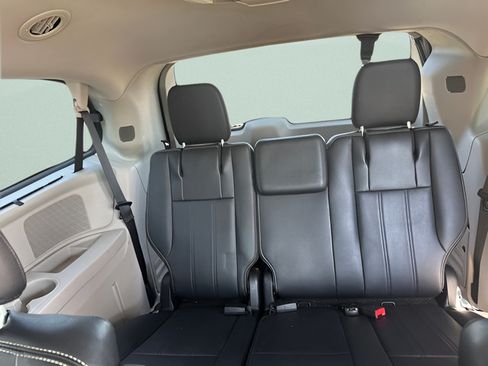 Used 2015 Chrysler Town & Country Touring-L w/ Trailer Tow Group FWD image 20