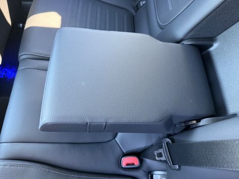 Used 2024 Mercedes-Benz GLC 300 4MATIC image 17