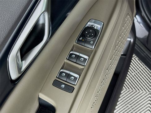 Used 2025 Kia Carnival FWD image 19