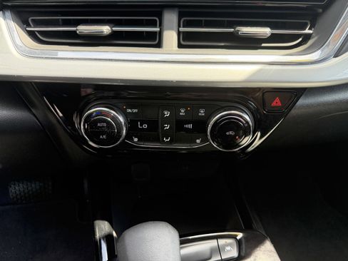 Used 2025 Chevrolet Trax LT w/ LT Convenience Package FWD image 28