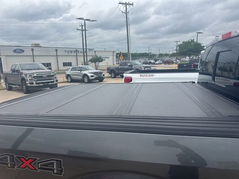 Used 2017 Ford F150 Platinum image 5