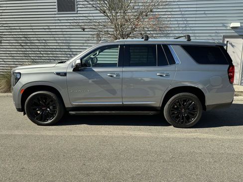 Used 2023 GMC Yukon SLT w/ SLT Luxury Package image 2