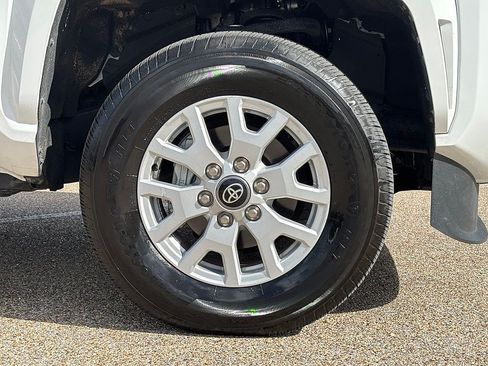 Used 2025 Toyota Tacoma SR5 AWD/4WD image 8