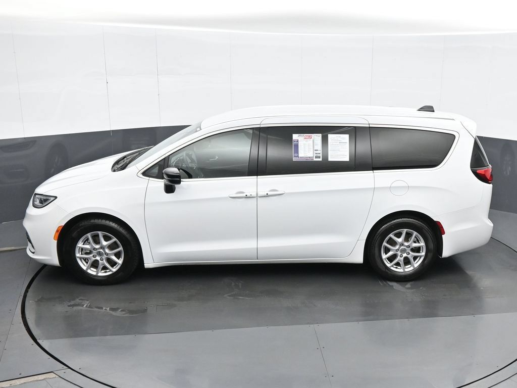 Used 2025 Chrysler Pacifica Select FWD image 18