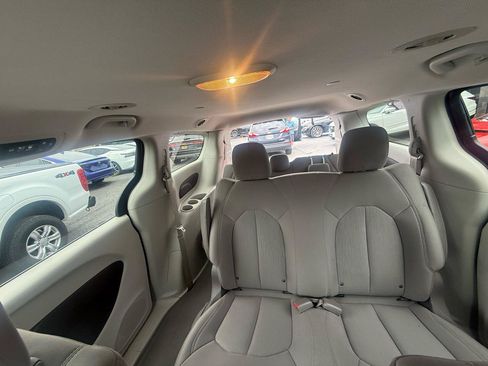 Used 2018 Chrysler Pacifica L FWD image 26