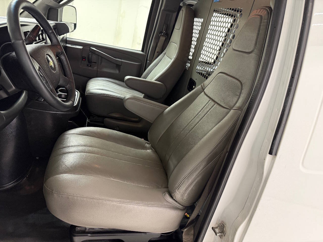 Used 2017 Chevrolet Express 2500 Extended RWD image 45