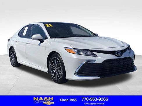 Used 2021 Toyota Camry XLE image 1
