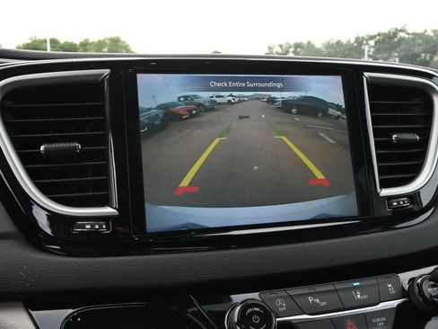 Used 2023 Chrysler Pacifica Touring-L FWD image 14