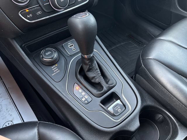Used 2019 Jeep Cherokee Latitude Plus AWD/4WD image 18