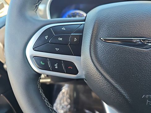 Used 2025 Chrysler Pacifica Select image 18