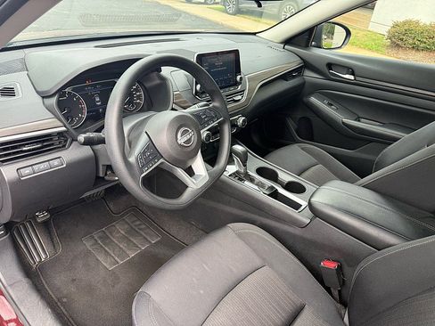 Used 2025 Nissan Altima 2.5 SV FWD image 10