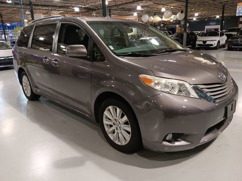 Used 2015 Toyota Sienna XLE w/ XLE Navigation Package AWD/4WD image 6