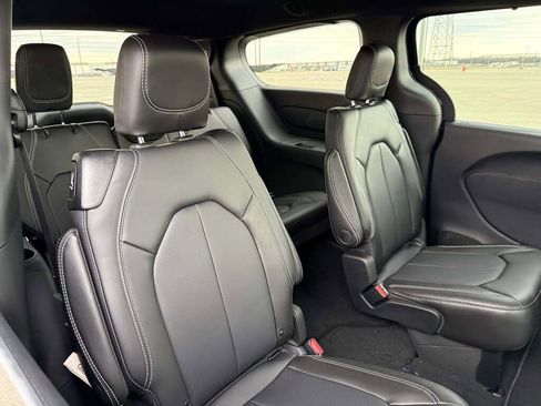 New 2026 Chrysler Pacifica Select image 18