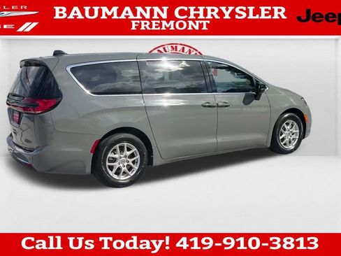 Used 2025 Chrysler Pacifica Select FWD image 7