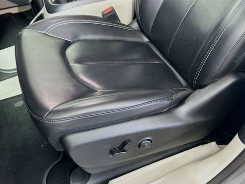 Used 2023 Chrysler Pacifica Touring-L FWD image 20