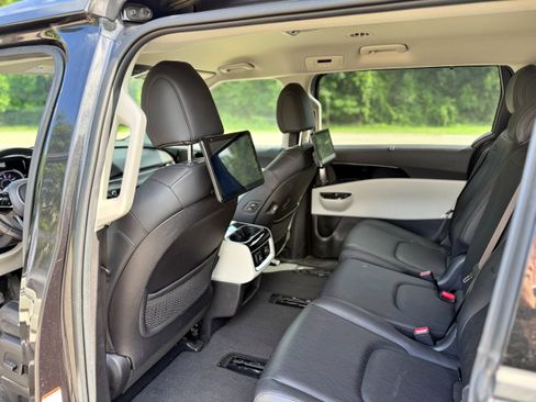 Used 2022 Kia Carnival SX FWD image 19