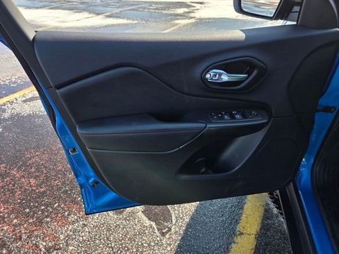 Used 2022 Jeep Cherokee Trailhawk image 14