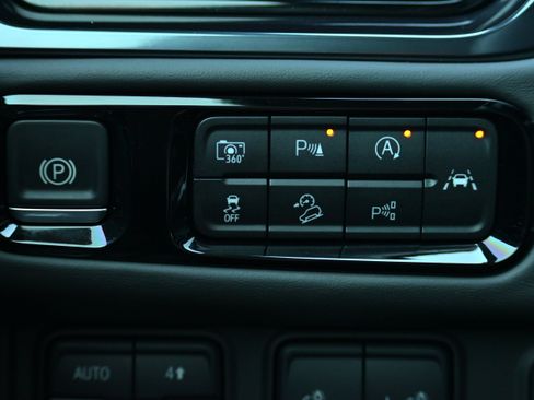 Used 2025 GMC Yukon AT4 Ultimate image 35