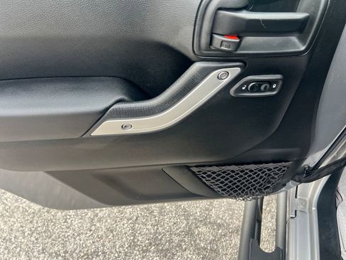 Used 2018 Jeep Wrangler Unlimited Rubicon w/ Cold Weather Group image 11