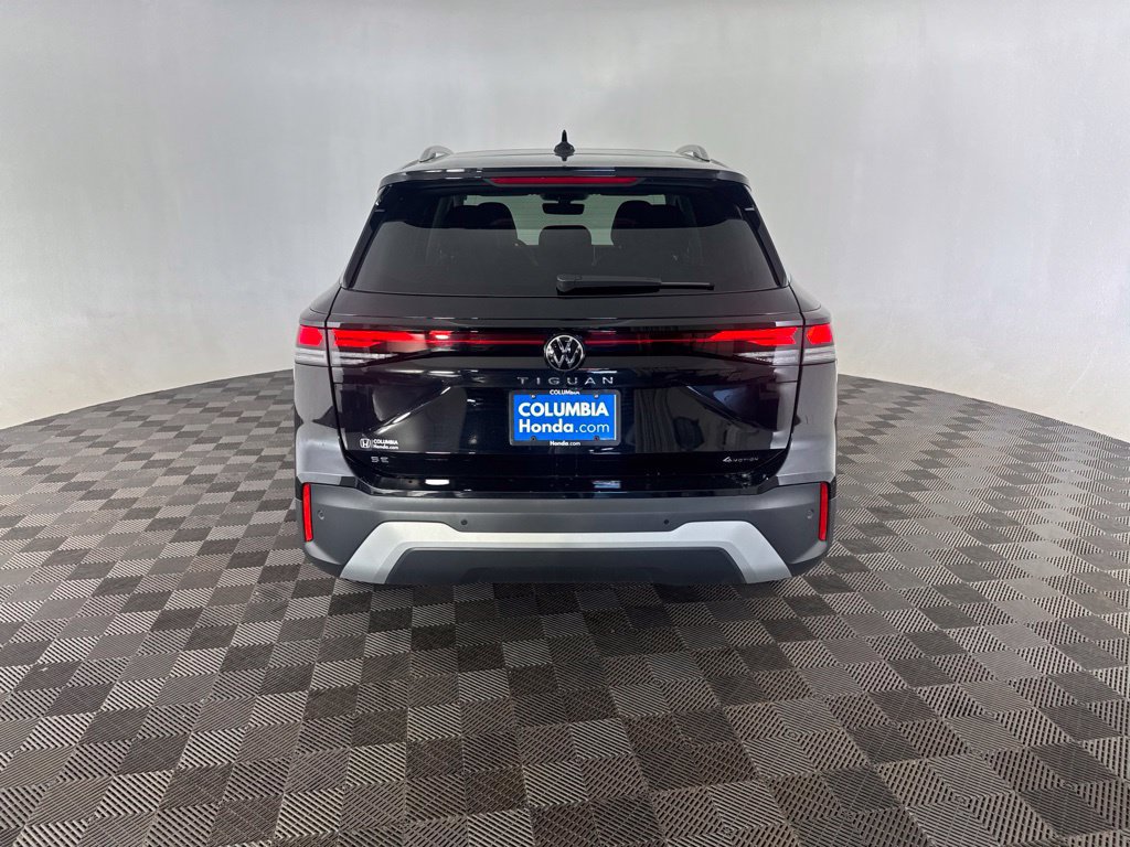 Used 2025 Volkswagen Tiguan SE AWD/4WD image 10