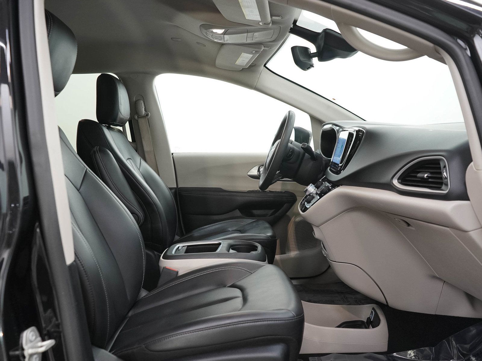 Used 2023 Chrysler Pacifica Touring-L FWD image 15