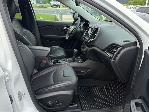 Used 2022 Jeep Cherokee Trailhawk w/ Premium Leather Package AWD/4WD image 13