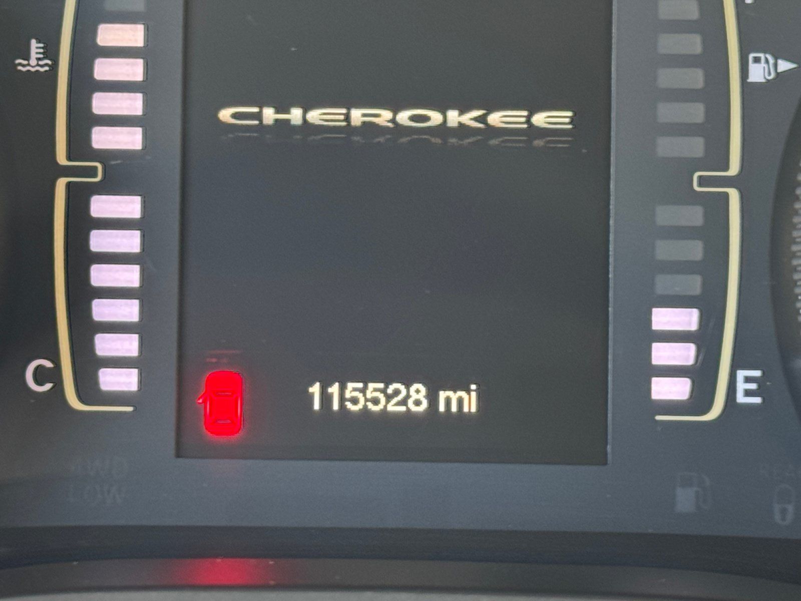 Used 2018 Jeep Cherokee Latitude Plus w/ Comfort/Convenience Group FWD image 14