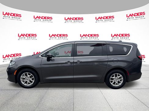 Used 2023 Chrysler Pacifica Touring-L FWD image 6