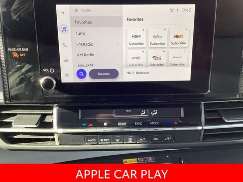 Used 2025 Toyota Sienna LE FWD image 3