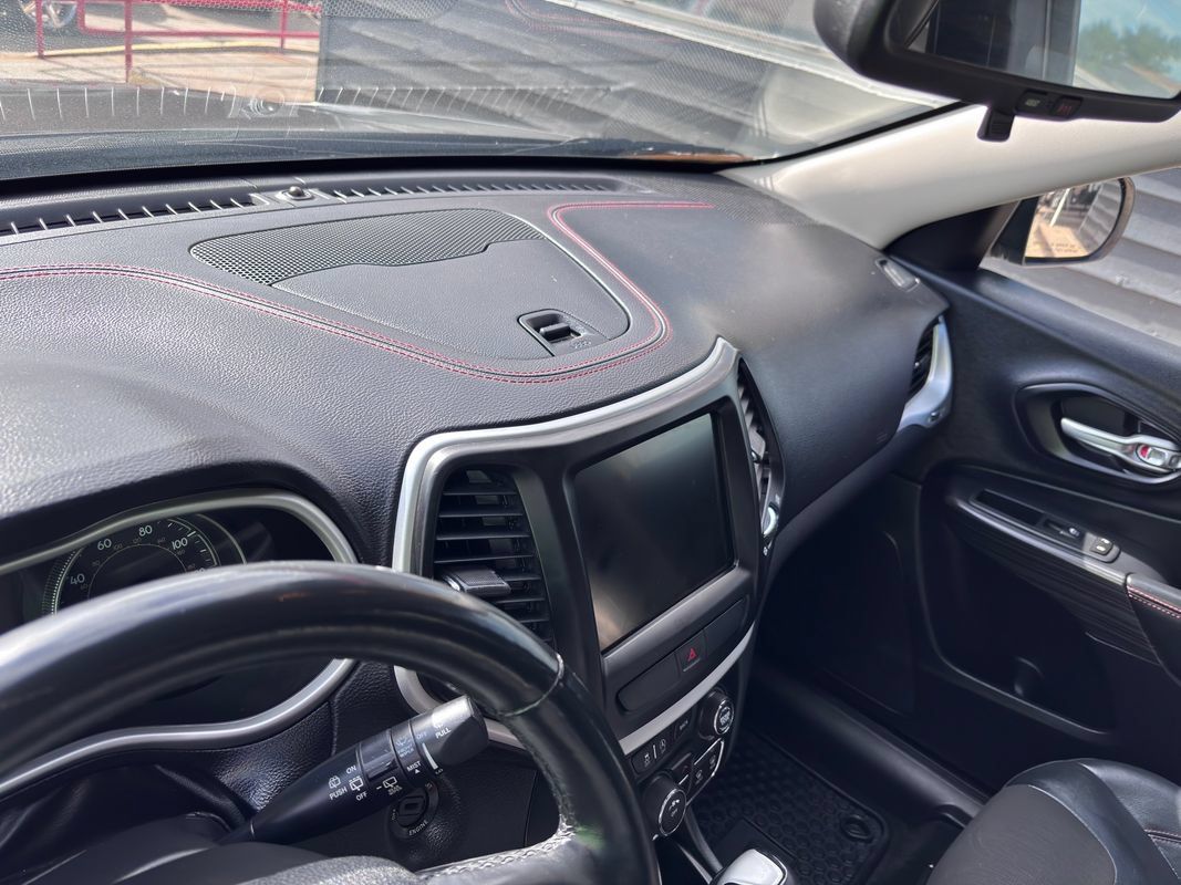 Used 2015 Jeep Cherokee Trailhawk w/ Cold Weather Group AWD/4WD image 18