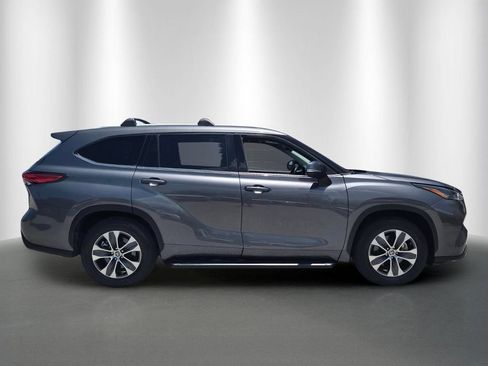 Used 2022 Toyota Highlander XLE FWD image 2