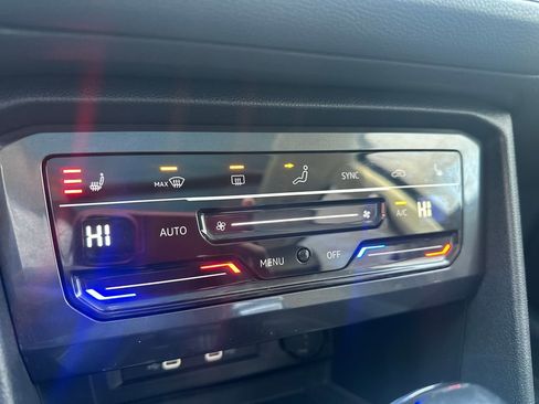 Certified 2022 Volkswagen Tiguan SE w/ Panoramic Sunroof Package image 11