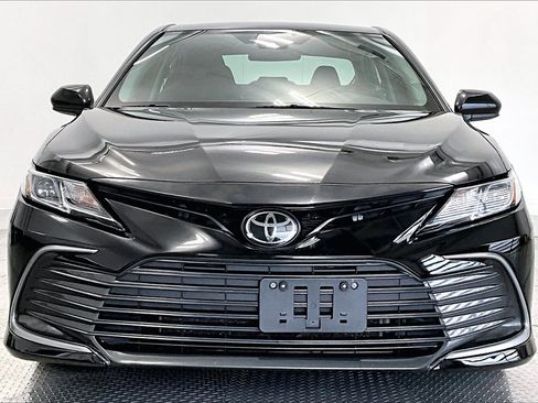 Used 2022 Toyota Camry LE image 3