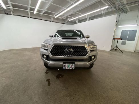 Used 2018 Toyota Tacoma TRD Sport image 9