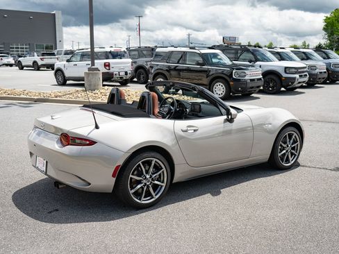 Used 2023 MAZDA MX-5 Miata Grand Touring RWD image 9