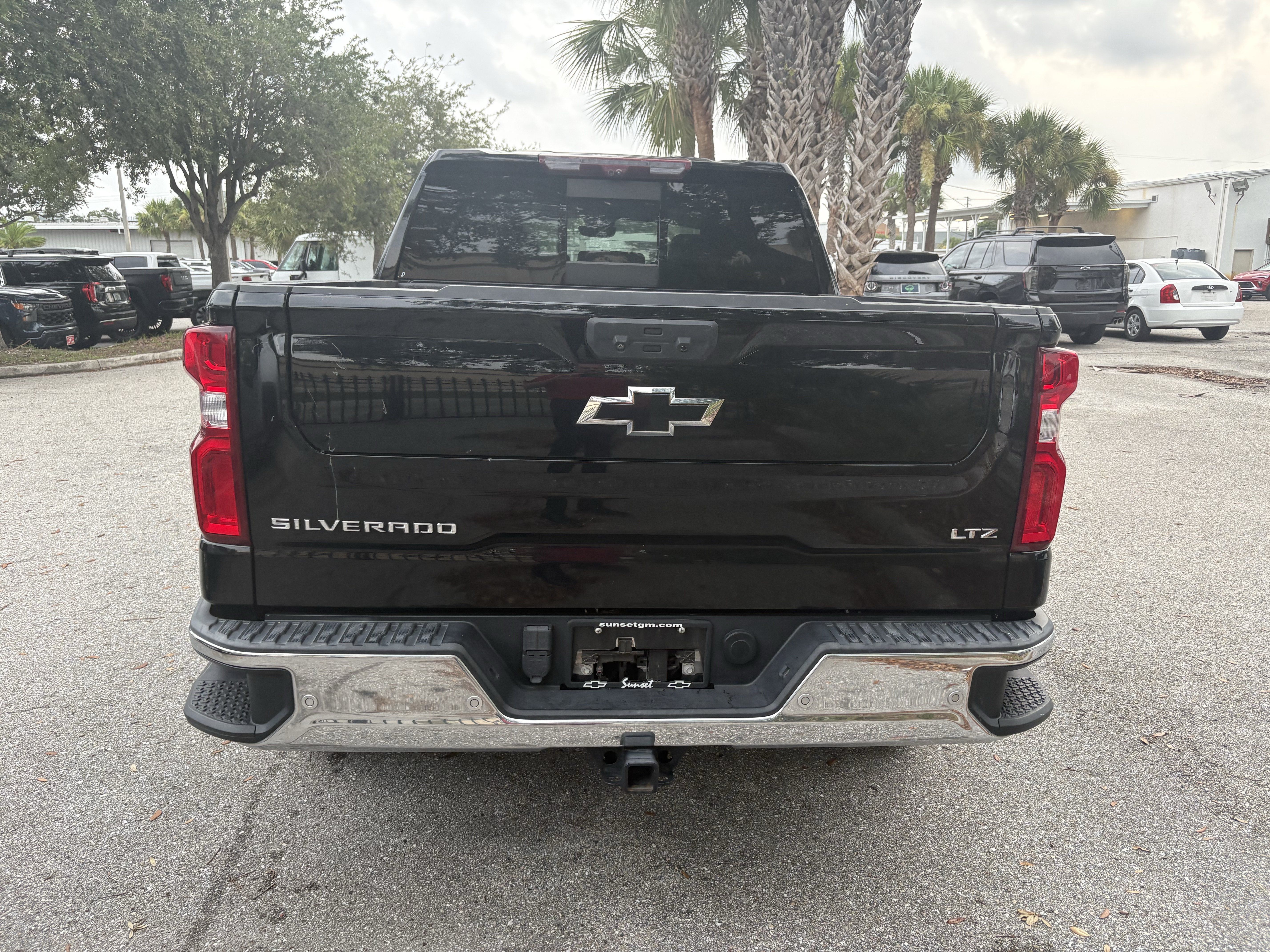 Used 2022 Chevrolet Silverado 1500 LTZ w/ LTZ Premium Package RWD image 6
