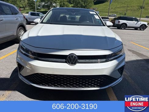 Used 2025 Volkswagen Jetta SEL FWD image 4