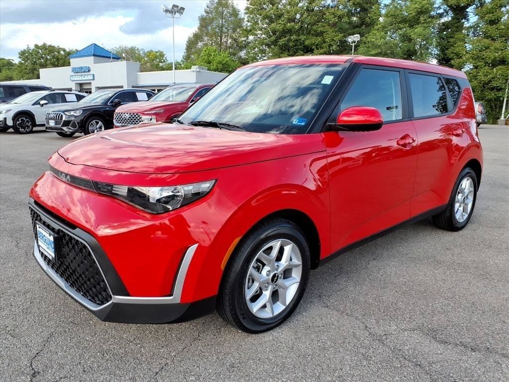 Used 2025 Kia Soul LX w/ LX Technology Package FWD image 8