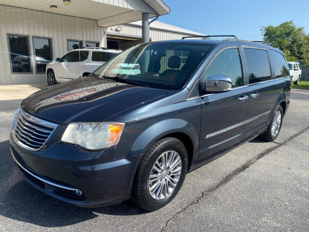 Used 2014 Chrysler Town & Country Touring-L w/ Driver Convenience Group FWD image 2