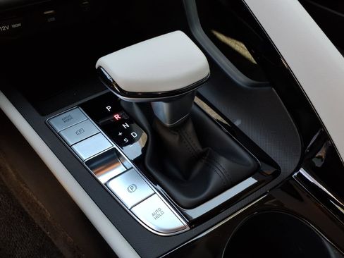 Certified 2025 Hyundai Elantra Limited FWD image 23
