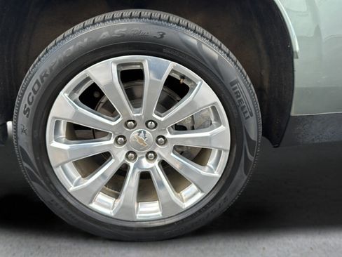Used 2023 Chevrolet Suburban Premier w/ Advanced Technology Package RWD image 18