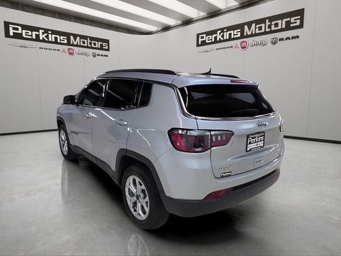 Used 2025 Jeep Compass Latitude image 3