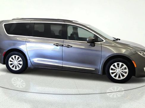 Used 2017 Chrysler Pacifica Touring-L FWD image 10