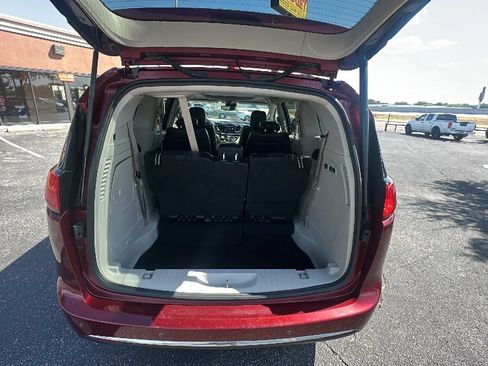 Used 2018 Chrysler Pacifica Limited w/ Tire & Wheel Group FWD image 14