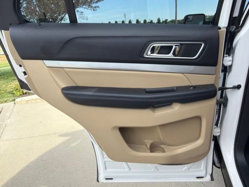 Used 2017 Ford Explorer XLT w/ Equipment Group 202A AWD/4WD image 39