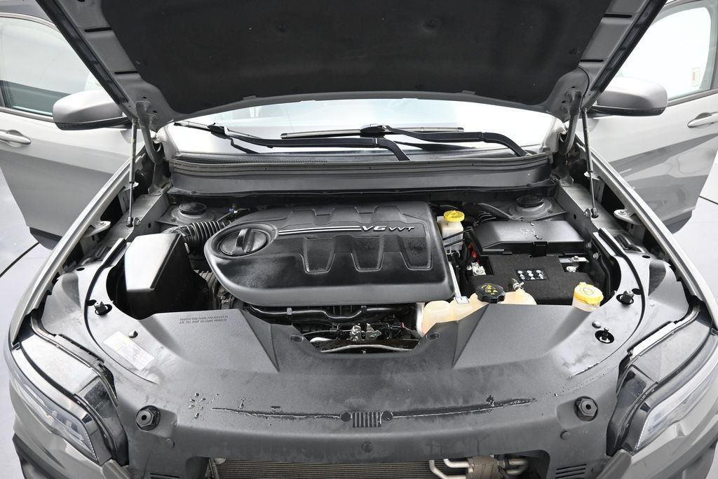 Used 2019 Jeep Cherokee Trailhawk w/ Cold Weather Group AWD/4WD image 29