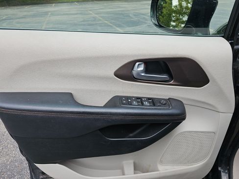 Used 2017 Chrysler Pacifica Touring-L w/ Tire & Wheel Group FWD image 14