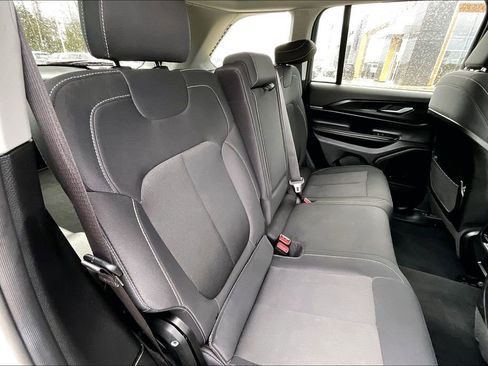 Used 2023 Jeep Grand Cherokee Laredo image 25