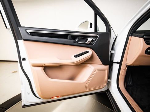 Certified 2023 Porsche Macan AWD/4WD image 23